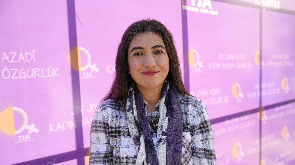 Porno oyoqlar toplami Tayt va poyabzal kiygan ayollarning fotosuratlari